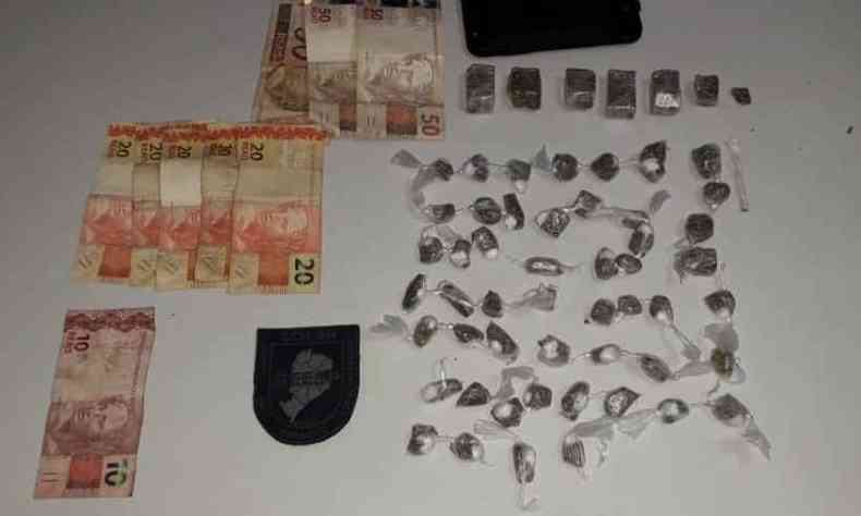 Foram apreendidas: 51 buchas de maconha, sete barras pequenas da mesma droga e R$ 260,00(foto: Guarda Municipal/ divulgao )