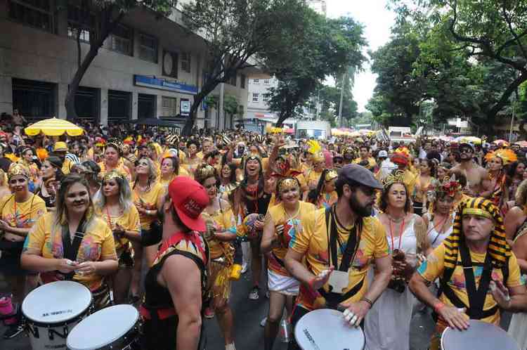 Integrantes do bloco fara tocam percusso em seu desfile no carnaval de BH, em 2020
