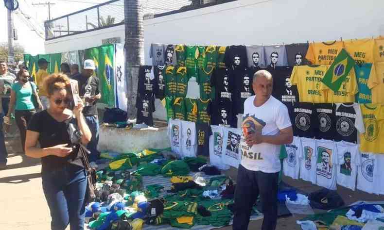 Ambulantes faturam com a venda de bandeiras, camisetas, bonés e outros produtos 