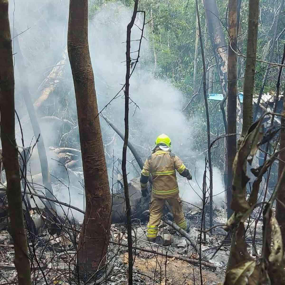 Avião com 12 pessoas cai e explode em Rio Branco, no Acre