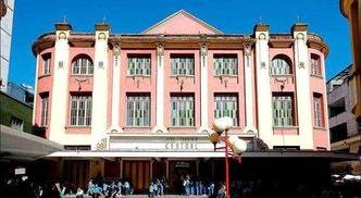 A fachada discreta remete ao estilo art-d�co e n�o sinaliza o rico conte�do da sala de exibi��o(foto: acervo ufjf/divulga��o)