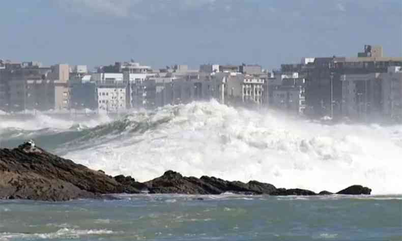 Em Cabo Frio, no Rio, altura das ondas surpreendeu(foto: Reproduo da internet/WhatsApp)