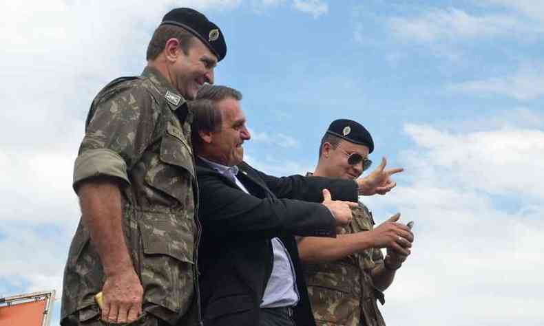 Jair Bolsonaro, em evento de campanha no Rio Grande do Sul. O candidato, que tem boa aprovao entre militares, apoia o porte de armas(foto: Jos Carlos Daves)