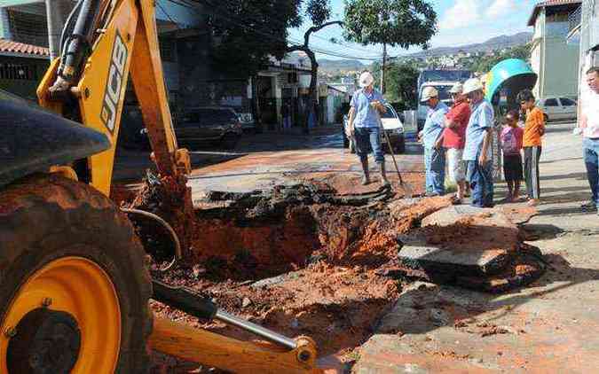 Cratera que se formou com rompimento da adutora de 200 milmetros de dimetro(foto: Paulo Filgueiras/EM DA Press)