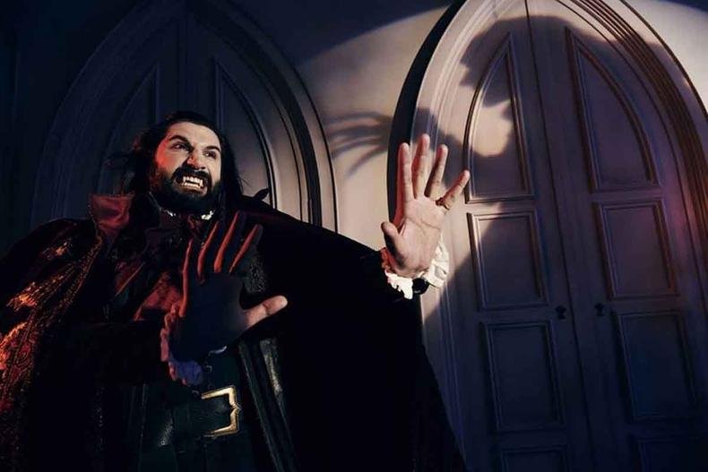 Série foi indicada a 10 prêmios Emmy, a maior celebração da TV americana(foto: STAR+/DIVULGAÇÃO) Cena da série sobre vampiros What we do in the shadows