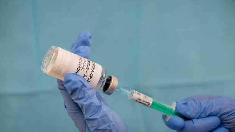 Governos do mundo inteiro conversam com as empresas para garantir seus lotes de vacina(foto: Getty Images)