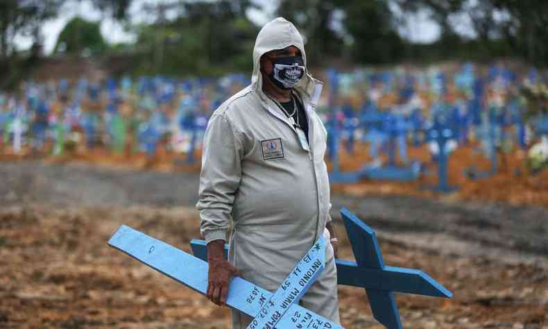 As mortes pela COVID-19 chegaram nesta sexta-feira a 273,8 mil em todo o mundo(foto: MICHAEL DANTAS / AFP )