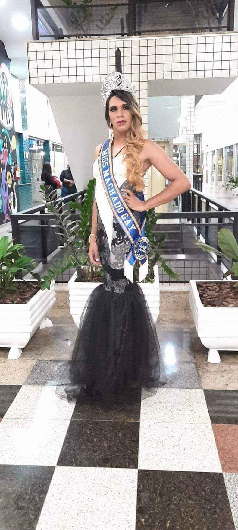 Flávio criou o nome artístico Layza Drummond para representar as mulheres guerreiras(foto: Arquivo Pessoal) Flávio criou o nome artístico Layza Drummond para representar as mulheres guerreiras(foto: Arquivo Pessoal)