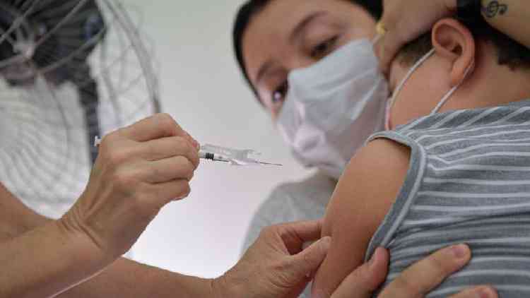 Criana recebe vacina no Brasil