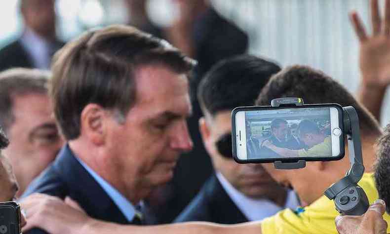 Presidente Jair Bolsonaro recebe, nesta quinta-feira (13), oração em frente ao Palácio da Alvorada(foto: Antonio Cruz/ Agência Brasil)