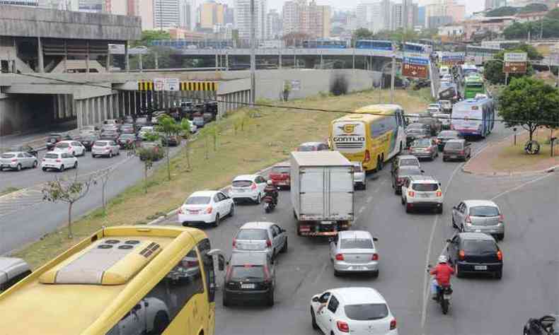 Esquema de trnsito no evitou filas no entorno da rodoviria(foto: Paulo Filgueiras/EM/DA Press)
