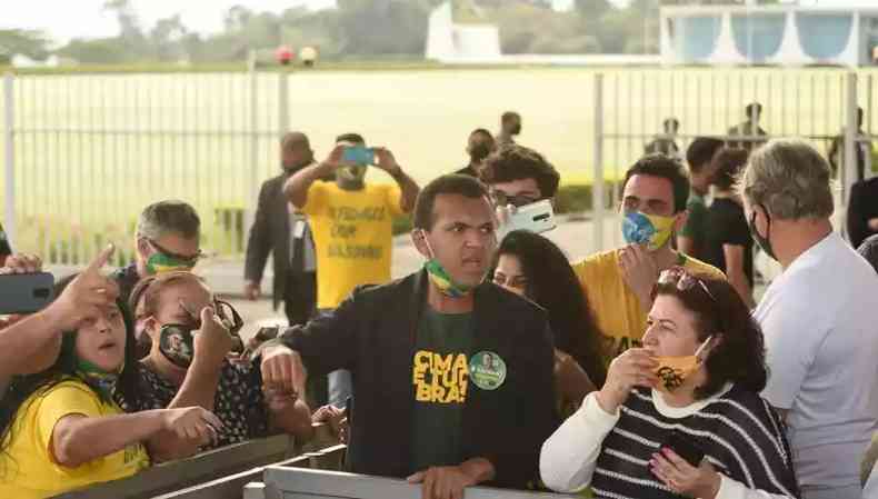 Apoiadores do presidente Jair Bolsonaro hostilizaram imprensa na entrada do Palcio da Alvorada