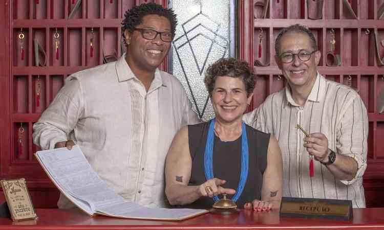 Novelistas Elisio Lopes Jr., Duca Rachid e Jlio Fischer sorriem e esto lado a lado no balco do hotel de cidade de guas de So Jacinto, na novela Amor perfeito 