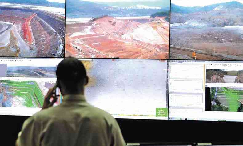 Engenheiro mostra a sala de monitoramento das barragens da empresa, agora fora de operao