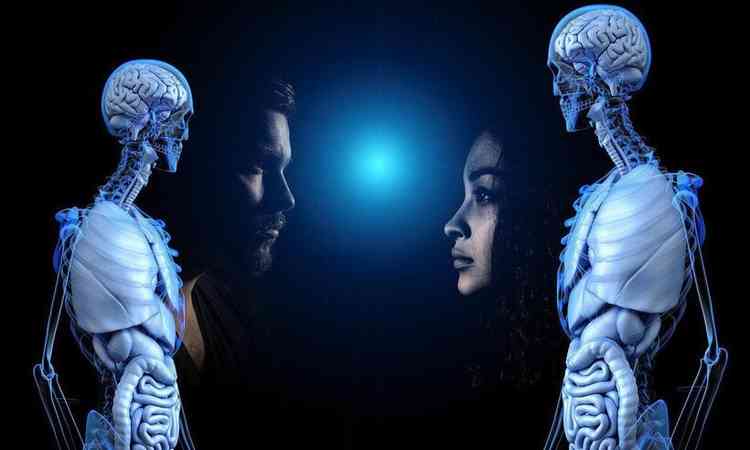 esqueleto humano, anatomia ao lado de um homem e de uma mulher se olhando