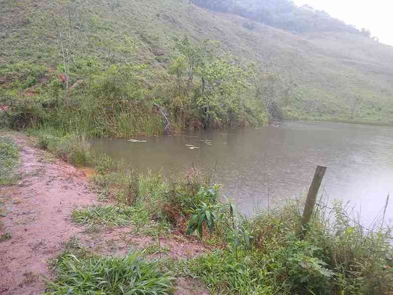 Lagoa em fazenda de oliveira Fortes onde rapaz de 20 anos se afogou e teve corpo recuperado pelos bombeiros