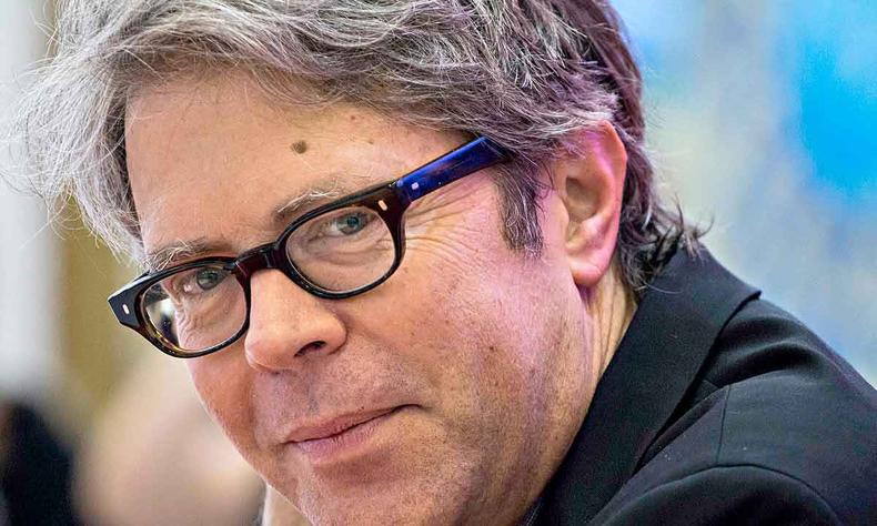Close no rosto do escritor Jonathan Franzen, que usa culos de aros pretos 