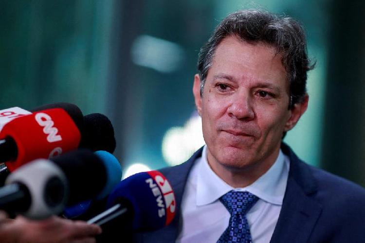 Fernando Haddad fala com jornalistas