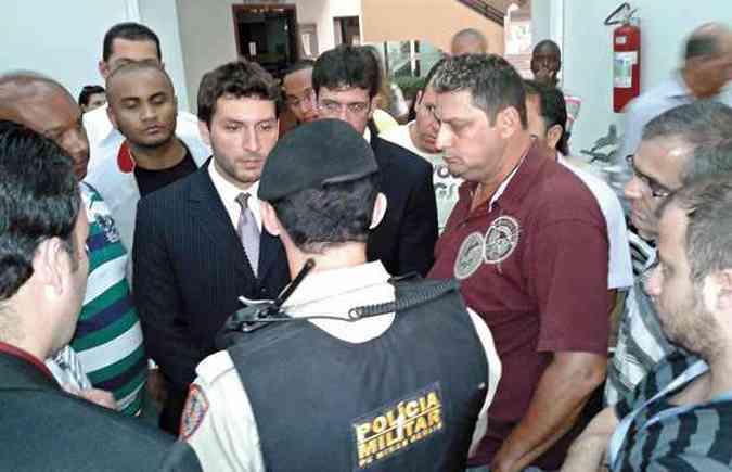 Policial conversa com Iran Barbosa (de terno) e com Gilberto (blusa vinho) e registra boletim de ocorrncia (foto: Marcelo da Fonseca/EM/D.A press)