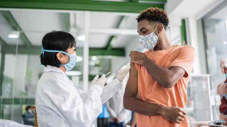 Rapaz adolescente recebendo vacina no brao