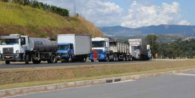 Caminhões passaram a ocupar via de ligação entre a Regap e uma empresa privada ao lado da refinaria(foto: Paulo Filgueiras/EM/D.A Press) Caminhões passaram a ocupar via de ligação entre a Regap e uma empresa privada ao lado da refinaria(foto: Paulo Filgueiras/EM/D.A Press)