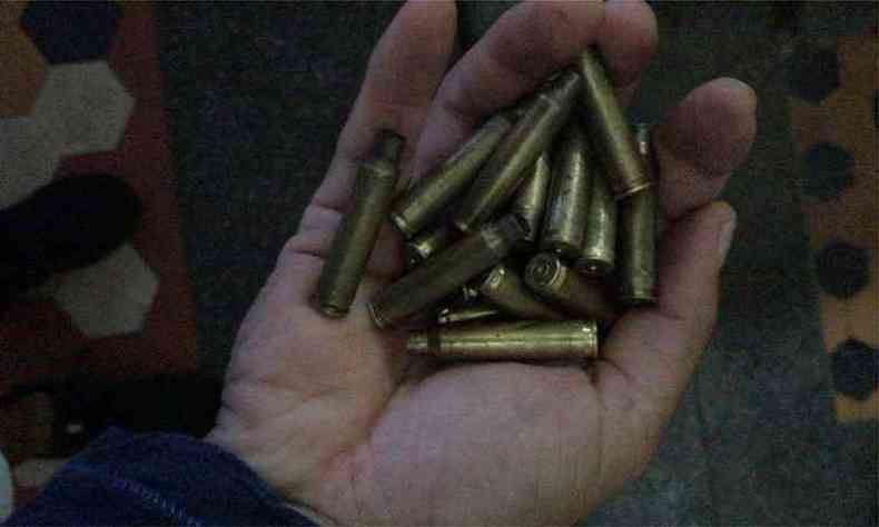 Polcia recolheu cpsulas de grosso calibre nas ruas(foto: Reproduo internet/WhatsApp)