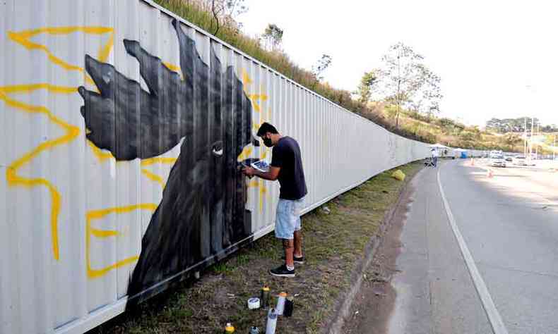 Tot (ACIMA) e Alexandre Rato (ABAIXO) comemoram a retomada de projeto que reuniu grafiteiros para pintar tapumes da Arena MRV(foto: Leandro Couri/EM/D.A Press %u2013 24/6/2020)