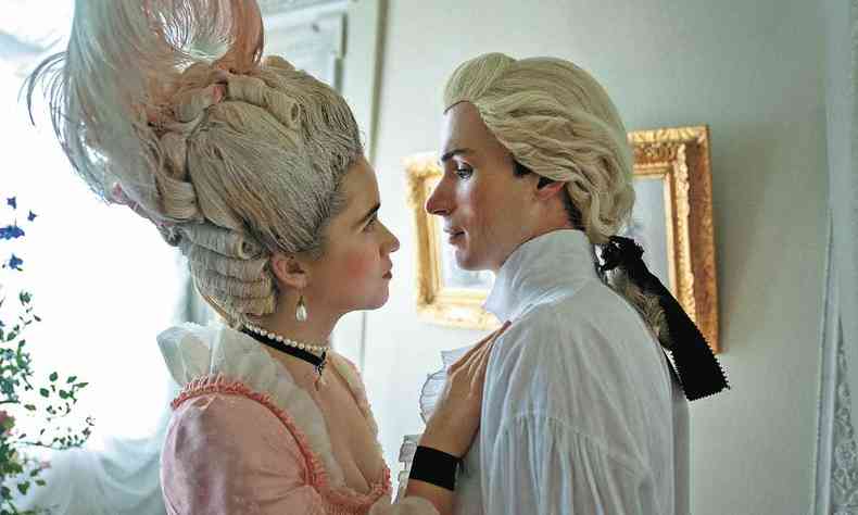 Vestidos com roupas de poca, os atores Alice Englert (Camille) e Nicholas Denton (Valmont) se olham nos olhos em cena da srie