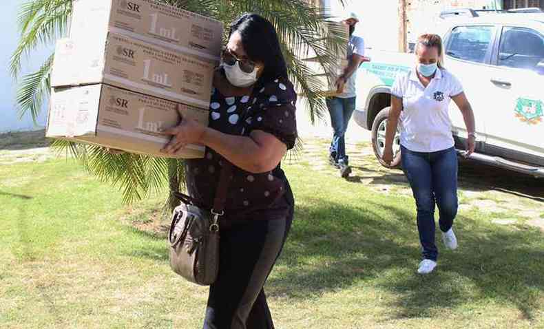 Chegada das vacinas contra a COVID-19 em Tumiritinga, em 20 de janeiro. Prefeitura informou que vacinou todos os grupos prioritrios e houve 'sobra' de vacinas(foto: Divulgao/Prefeitura Municipal de Tumiritinga )