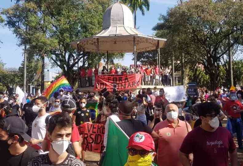 Em Belo Horizonte, grupos se reuniram na Praça da Liberade e partiram em marcha rumo ao Centro(foto: Túlio Santos/EM/D.A Press)