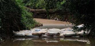 Barreiras de conteno do leo foram postas no Rio das Mortes, mas problemas persistem(foto: TLIO SANTOS/EM/D. APRESS)