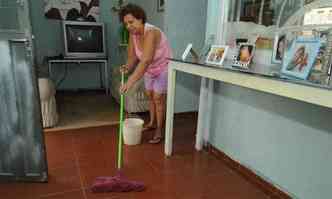 A dona de casa Zaira se esfora para fazer a faxina domstica apenas com um pano molhado(foto: Paulo Filgueiras/EM/DA Press)