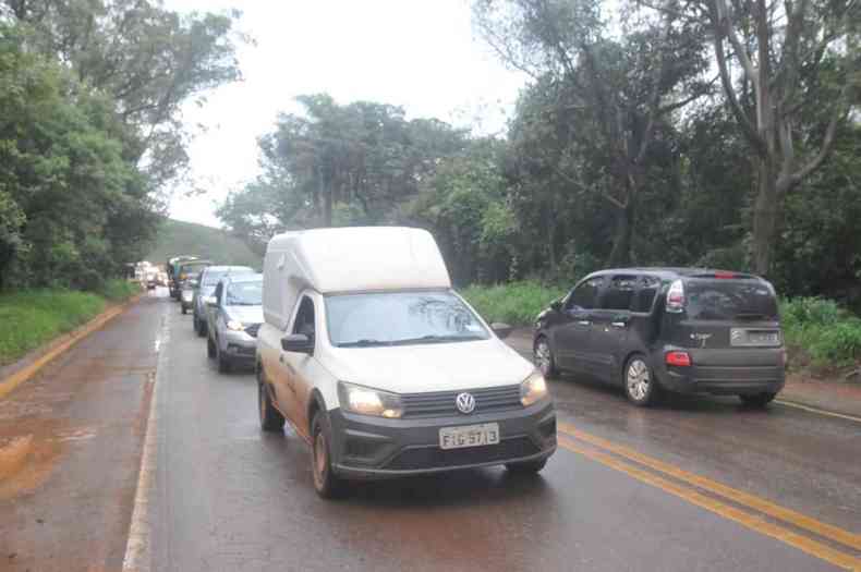 Trfego intenso devido a estreitamentos de pista e a siga e pare aps vrios deslizamentos de encostas na BR-356 carros estrada 