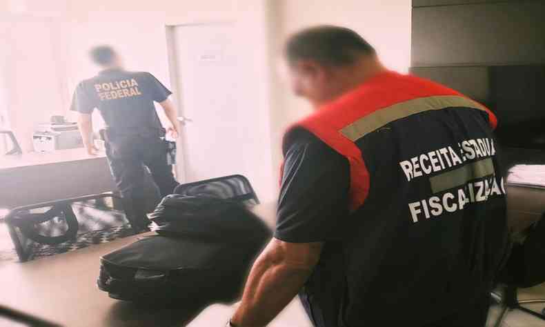 Imagem mostra policiais em operao na prefeitura de Varginha