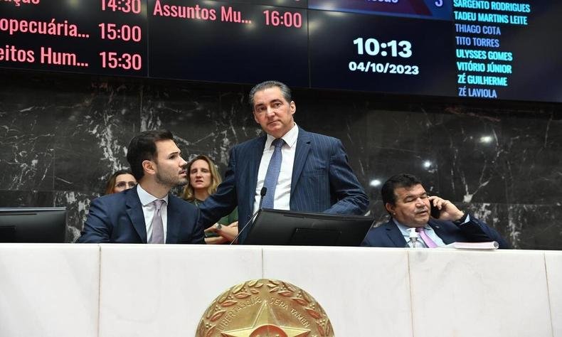 O presidente Tadeu Martins Leite defende que o governo envie o plano de recuperação aos deputados(foto: Luiz Santana/ALMG) Tadeu Martins Leite e João Magalhães