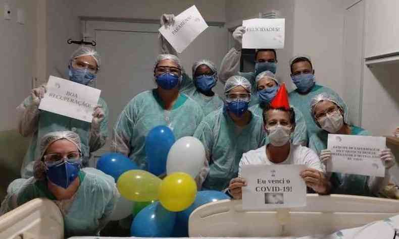 O professor ganhou uma mini festa realizada por parte da equipe do hospital(foto: Hospital Monte Sinai/Divulgao )
