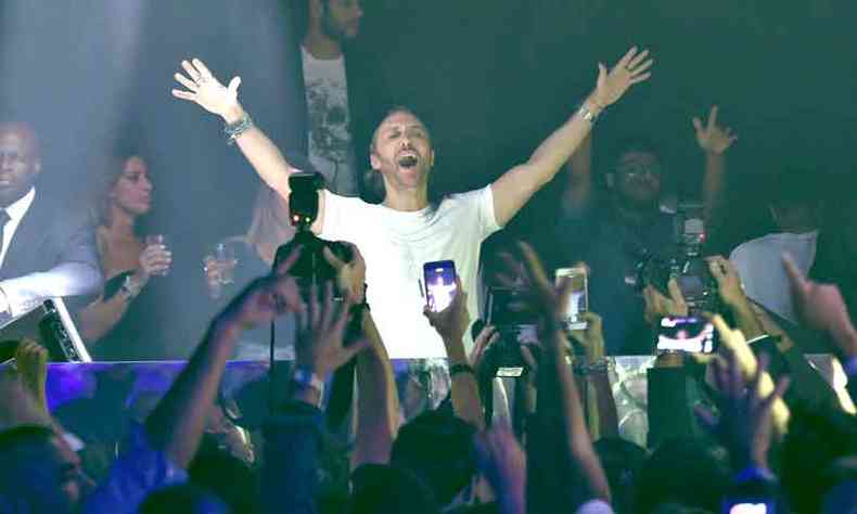 DJ David Guetta se apresenta na inaugurao da boate Queen, em Paris, em 2015. Hoje, ele realiza live para arrecadao de fundos para o combate  COVID-19, em local no divulgado em Nova York (foto: Miguel Medina/AFP)