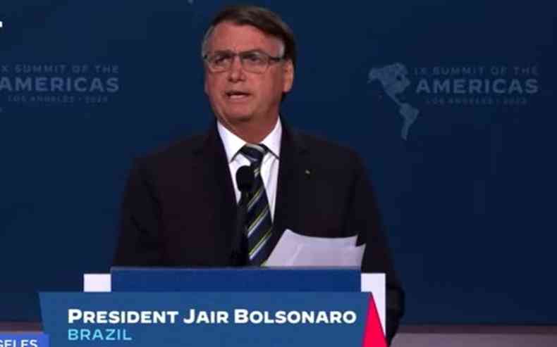 Bolsonaro usa óculos ao discursar na Cúpula das Américas