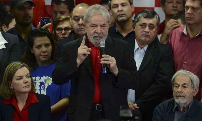 Os apoiadores de Lula estão fazendo muito 'barulho' no entorno da PF de Curitiba(foto: Rovena Rosa / Agência Brasil) Os apoiadores de Lula estão fazendo muito 'barulho' no entorno da PF de Curitiba(foto: Rovena Rosa / Agência Brasil)