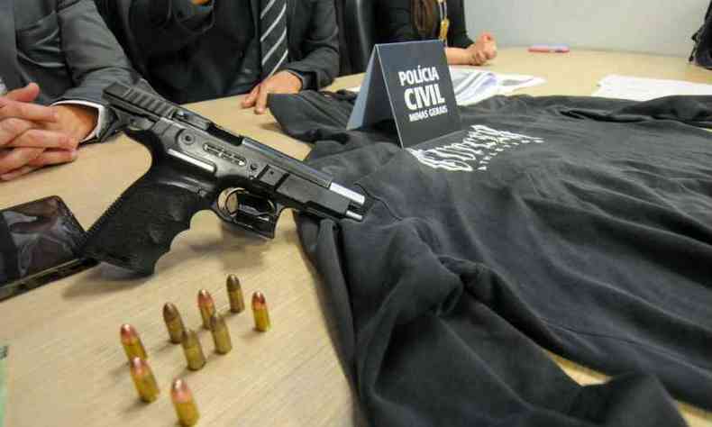 Arma e camisa encontradas com Paulo que podem ter sido usadas no momento do crime(foto: Leandro Couri/EM/D.A.Press)