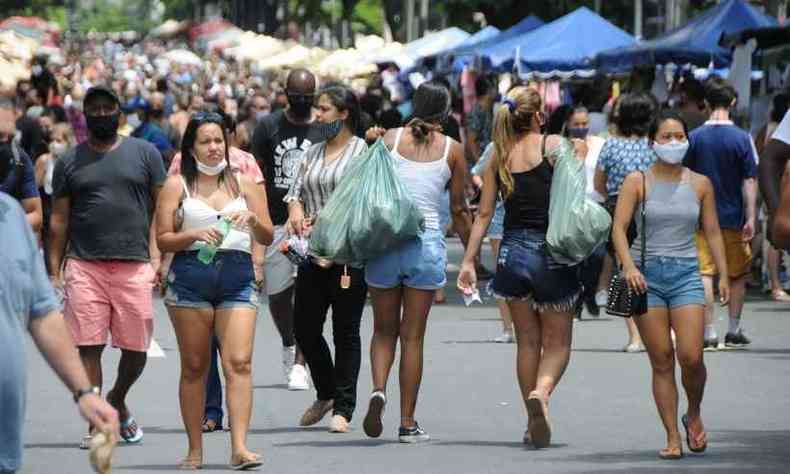 Ultimo domingo de Feira Hippie antes do fechamento do comercio nao essencial na capital a partir de segunda feira