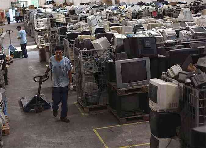 Segundo dados de 2013 do Programa das Naes Unidas para o Meio Ambiente, o (UNEP), o Brasil  o pais emergente que mais gera lixo eletrnico per capita (foto: REUTERS/Nacho Doce )