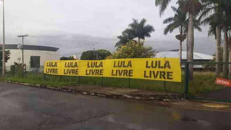 Faixa em BH pede liberdade de Lula, em referncia a julgamento na Operao Lava-Jato(foto: Tlio Santos/EM/D.A Press)