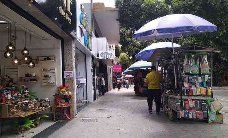 O comércio volta a funcionar neste sábado em Governador Valadares e lojas como essas, da Rua Israel Pinheiro, poderão reabrir as suas portas(foto: Tim Filho/Esp. Em)