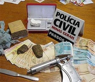 Drogas foram apreendidas com os traficantes(foto: Pol�cia Civil/Divulga��o)