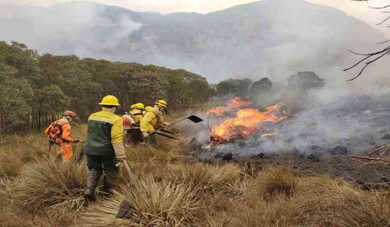 Brigadistas combatem incndio no Santurio do Caraa