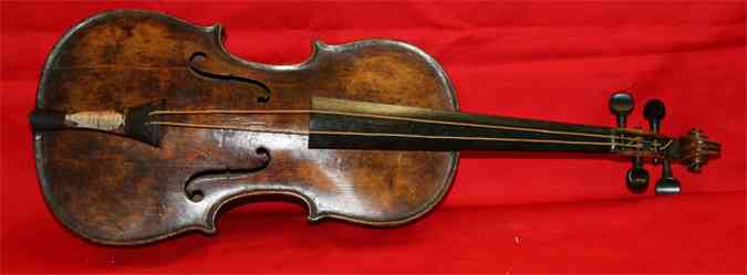 Violino pertenceu ao chefe da orquestra do Titanic e foi tocado at os momentos finais do naufrgio(foto: AFP PHOTO / Henry Aldridge and Son )