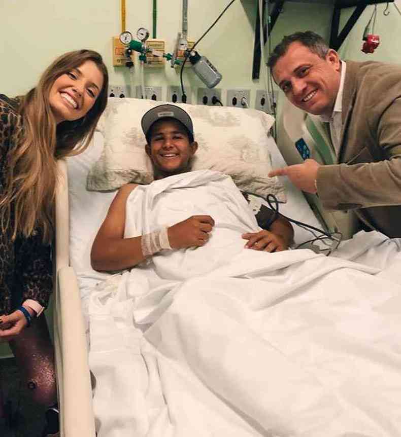 A modelo Paola Antonini e Fabrcio Daniel, diretor do IPO, visitam Gabriel no hospital(foto: Instagram/REproduo)