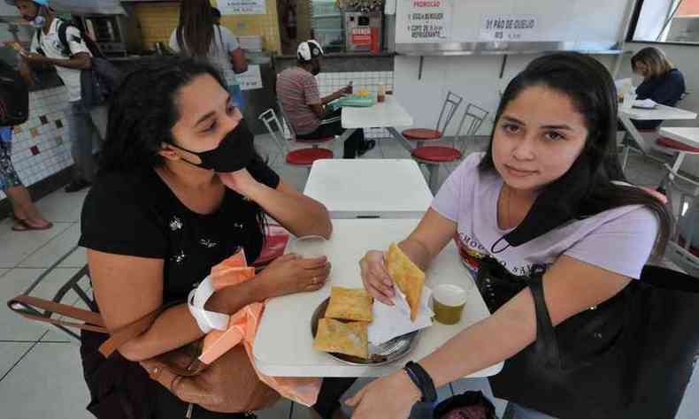 As amigas Tainara e Thais se surpreenderam com os preos dos lanches no Centro de BH(foto: Gladyston Rodrigues/EM/DA Press)