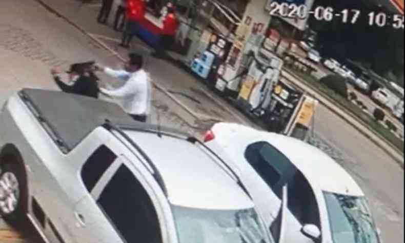 Frame de vdeo mostra agente dando coronhada em homem(foto: Reproduo/WhatsApp)